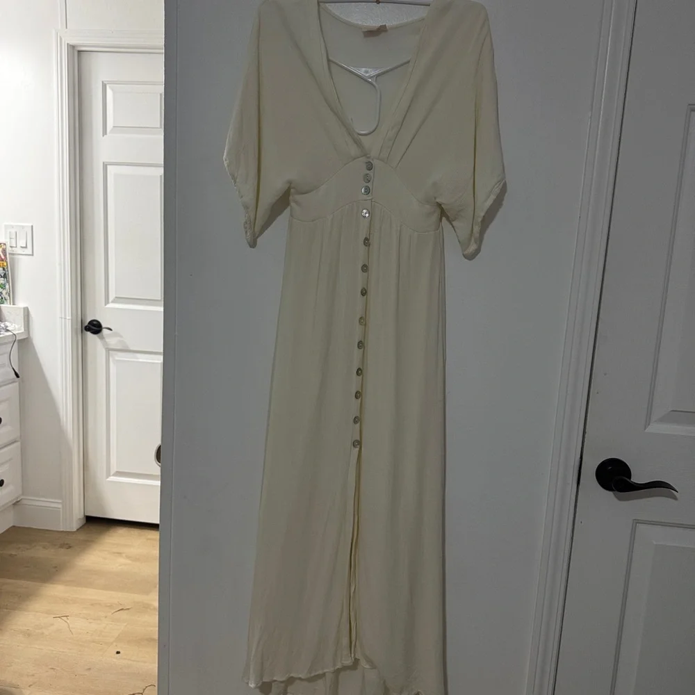 Perfect Summer Classic Cream Button-Detail Maxi Dress. Women’s size 2